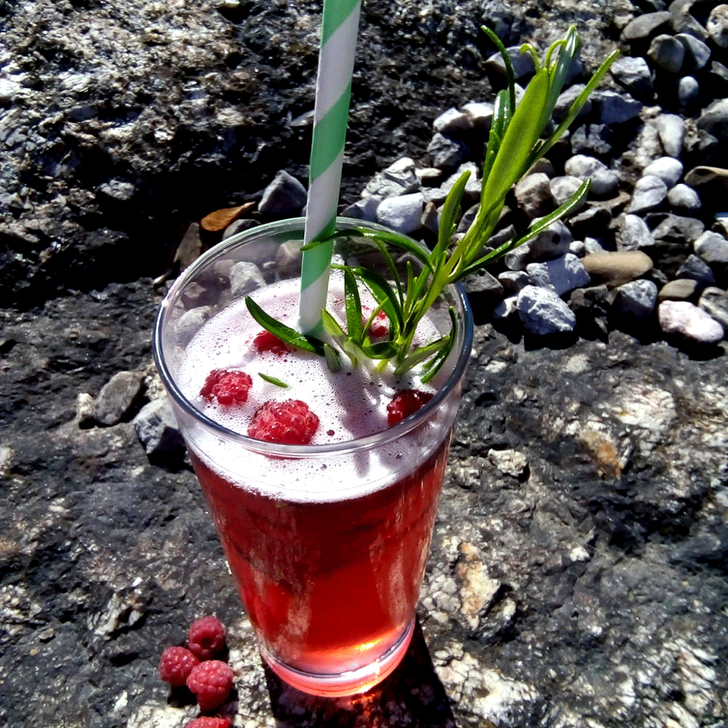 Cocktail mit Bio Waldhimbeergeist - Destillerie Farthofer