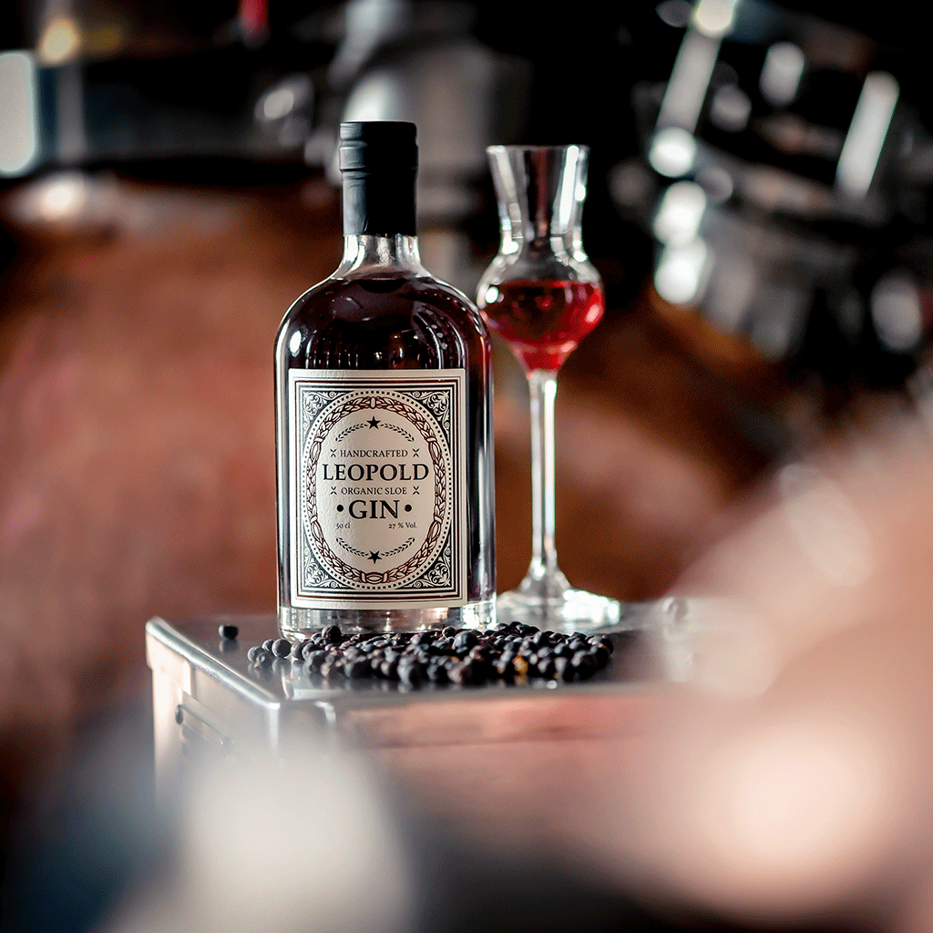 Foto Flasche Leopold Sloe Gin mit eingeschenktem Glas in der Brennerei