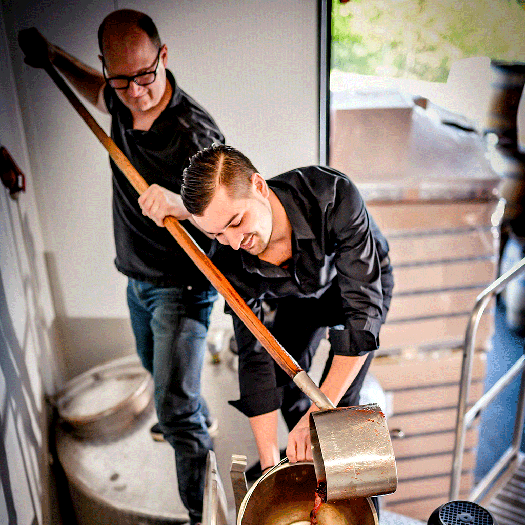 Foto Josef Farthofer und Klaus Leopold beim Schöpfen der Schlehen