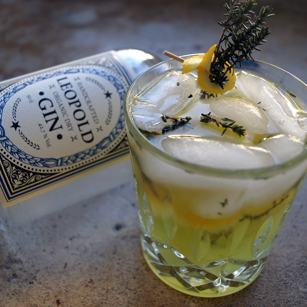 Leopold Dry Gin mit Cocktail mit Cocktailglas Kräuterleo