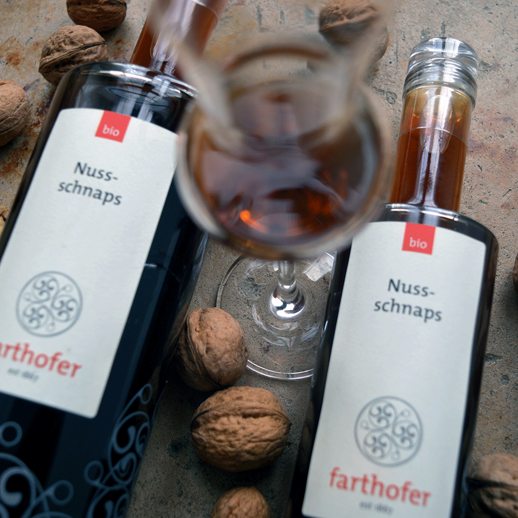 Bio Nussschnaps mit Glas (700 und 350 ml) - Destillerie Farthofer